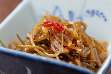 Kinpira Gobo. Soya sosu ve şekerle kızartılmış doğranmış dulavrat ve havuç.