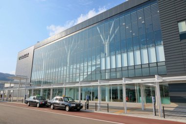 Cam ve çelik yapılar Japonya 'nın dinamik şehir manzarasını tanımlar, ışıkla yıkanır..