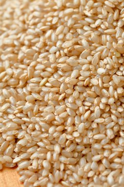 Arpa yığınına yakın.