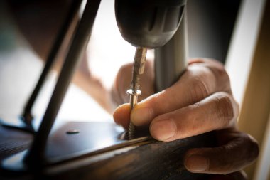 Endüstriyel atölyede çalışan erkek marangozun yakın çekim görüntüsü
