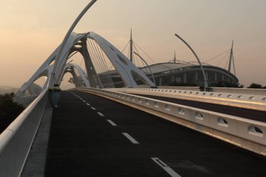 Japonya 'daki yol köprüsü, arka planda seyahat yeri.