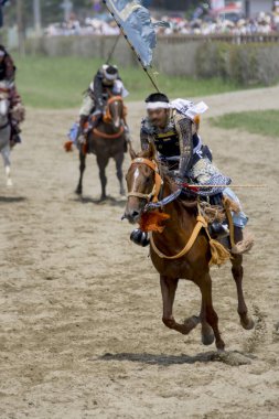 Japonca Hokkaido 'da at yarışı arka planda