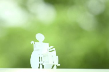 Kağıt kesiği tekerlekli sandalyedeki adam. 