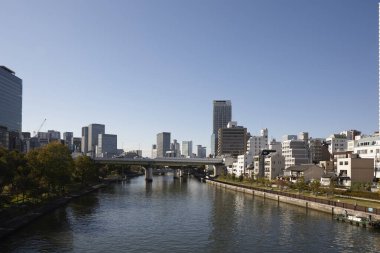 Gündüz vakti modern kuleleri olan Japon şehir manzarası