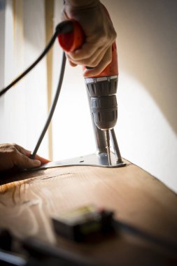 Endüstriyel atölyede çalışan erkek marangozun yakın çekim görüntüsü