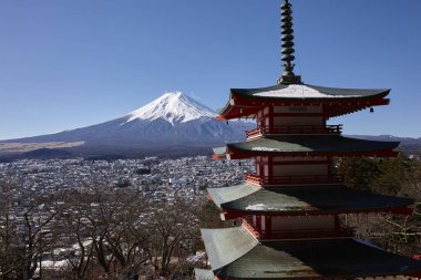 Fuji-san ve Chureito Pagoda Sakura, Yamanashi, Japonya 'da.