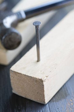Tahta ve çiviler çekiçle tahta bir arka planda.