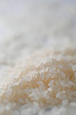 Çiğ pirinç yığınını kapatın.