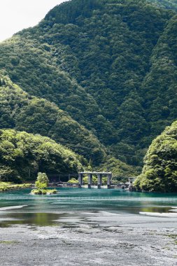 Dağlardaki güzel göl manzarası 