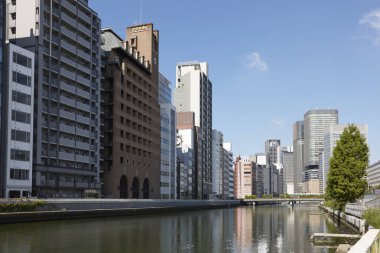 Yazın Japonya 'da güzel bir şehir, arka planda seyahat yeri.