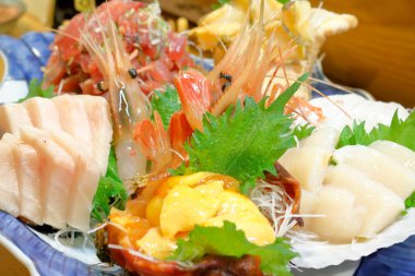 Renkli suşi ve sashimi tabağı.