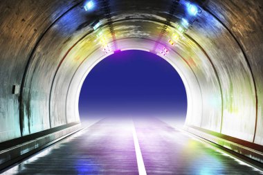 Renkli ışıkları olan yol tüneli