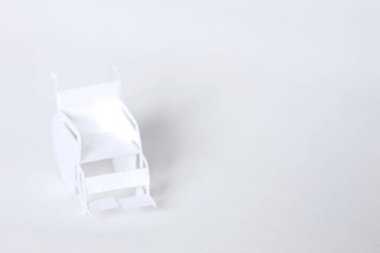 Arka planda beyaz boş kağıt tekerlekli sandalye