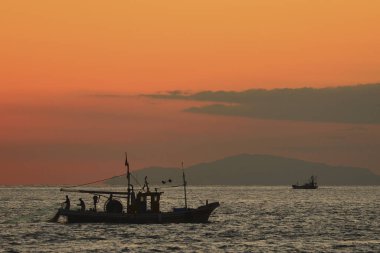 Japonya 'da gün batımında balıkçı tekneleri