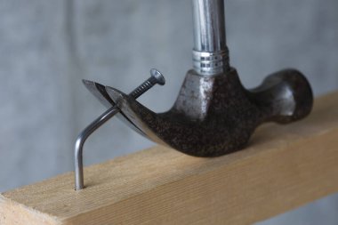 Tahtaya çivi çakılmış çekiç