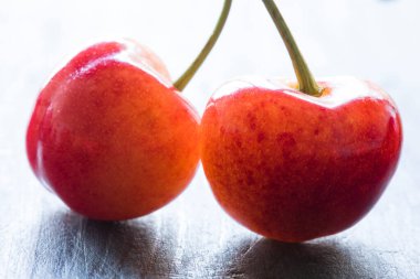 Tahta masada iki olgun kırmızı kiraz.