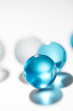 Mavi cam haplar, beyaz arka planda kapsüller, tıp konsepti.  