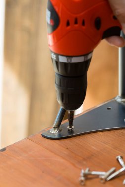 Endüstriyel atölyede çalışan erkek marangozun yakın çekim görüntüsü