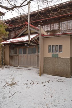 Geleneksel bina kışın karla çevrili