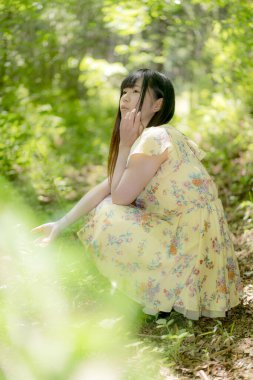 Güzel ve genç Asyalı kadın dışarıda poz veriyor. 