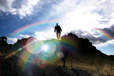 Dağın tepesinde duran iş adamı