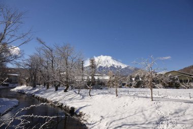 Japonya 'daki güzel karlı Fuji dağı ve nehir manzarası