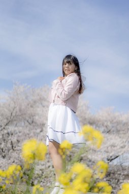 Güzel Asya kadın Park poz