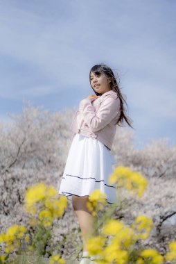 Güzel Asya kadın Park poz