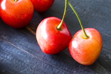 Tahta masada olgun kırmızı kiraz yığını