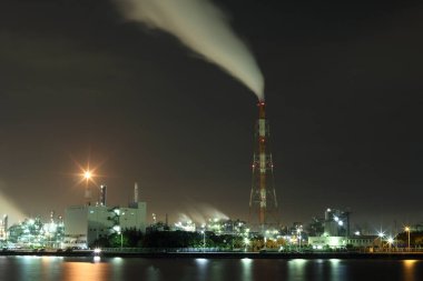 Gece petrol rafinerisi, arka planda seyahat yeri