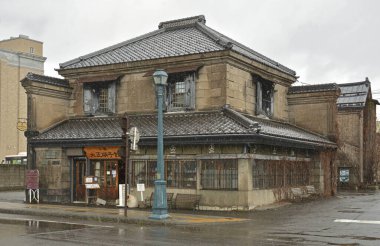 Şehirdeki terk edilmiş eski evin manzarası