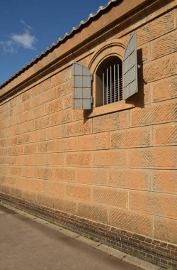 Küçük pencereli antik binanın ön cephesi