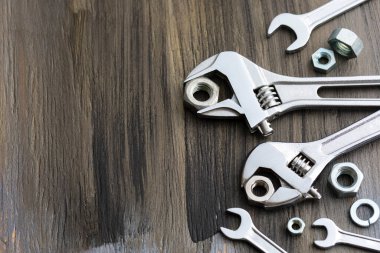 Gri tahta arka planda anahtarlar ve fındıklar