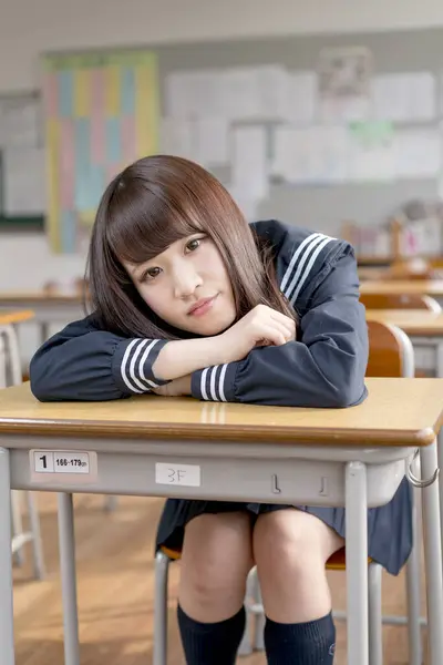 Porträtt Asiatisk Tonåring Flicka Skoluniform Sitter Vid Skrivbordet Klassrummet — Stockfoto