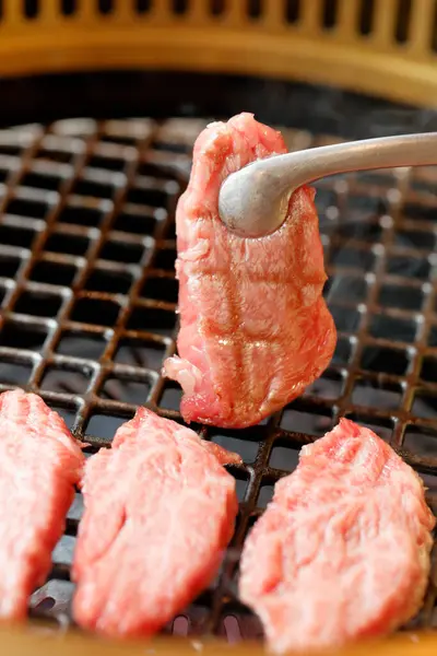 在烤架上近距离观看美味的肉类烹调 — 图库照片