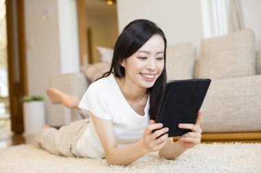 Dijital tablet bilgisayar kullanan kadın