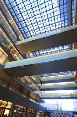 Modern alışveriş merkezinin içi. 