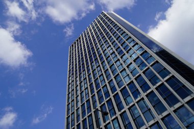 modern şehir mimarisi mavi gökyüzüne karşı, Tokyo, Japonya 