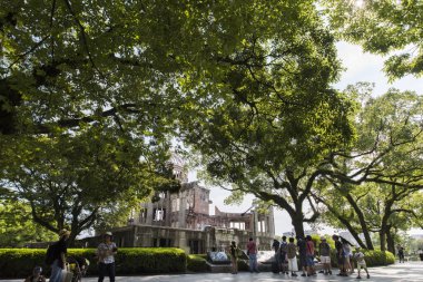 Hiroşima Barış Anıtı, Hiroşima İl Endüstriyel Promosyon Salonu, şimdiki adıyla Genbaku Kubbesi, Atom Bombası Kubbesi, Hiroşima 'daki Hiroşima Barış Anıtı Parkı' nın bir parçası. UNESCO Dünya Mirası Alanı 