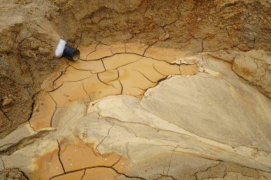 Açık havada plastik drenaj borusunu çevreleyen çatlak kuru toprak.