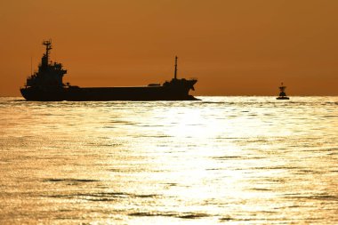 Deniz manzarası üzerinde güzel bir gün batımı 