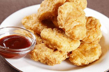 Lezzetli kızarmış tavuk nugget ketçaplı, yakın görüş.