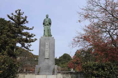 Heykelin hiyeroglifleri. Üzerinde Çin el yazısı hiyeroglifleri var.
