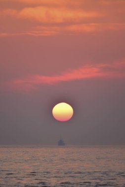 Deniz manzarası üzerinde güzel bir gün batımı 