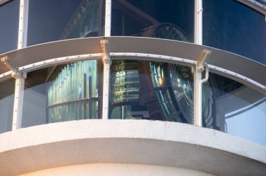 Gündüz vakti arka planda güzel bir deniz feneri