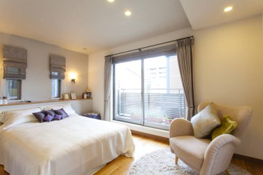 İç tasarım. Büyük pencereli modern yatak odası