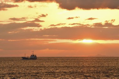 Gün batımı tekneyle denizin üzerinde