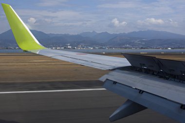 Uçak penceresinden, dağlardan, bulutlardan ve mavi gökyüzünden manzara