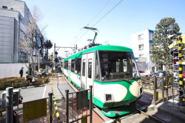 Japon şehrindeki eski tren, gündüz görüşü. 