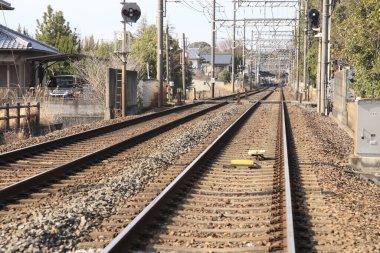 Japonya 'daki tren istasyonu, arka planda seyahat yeri.